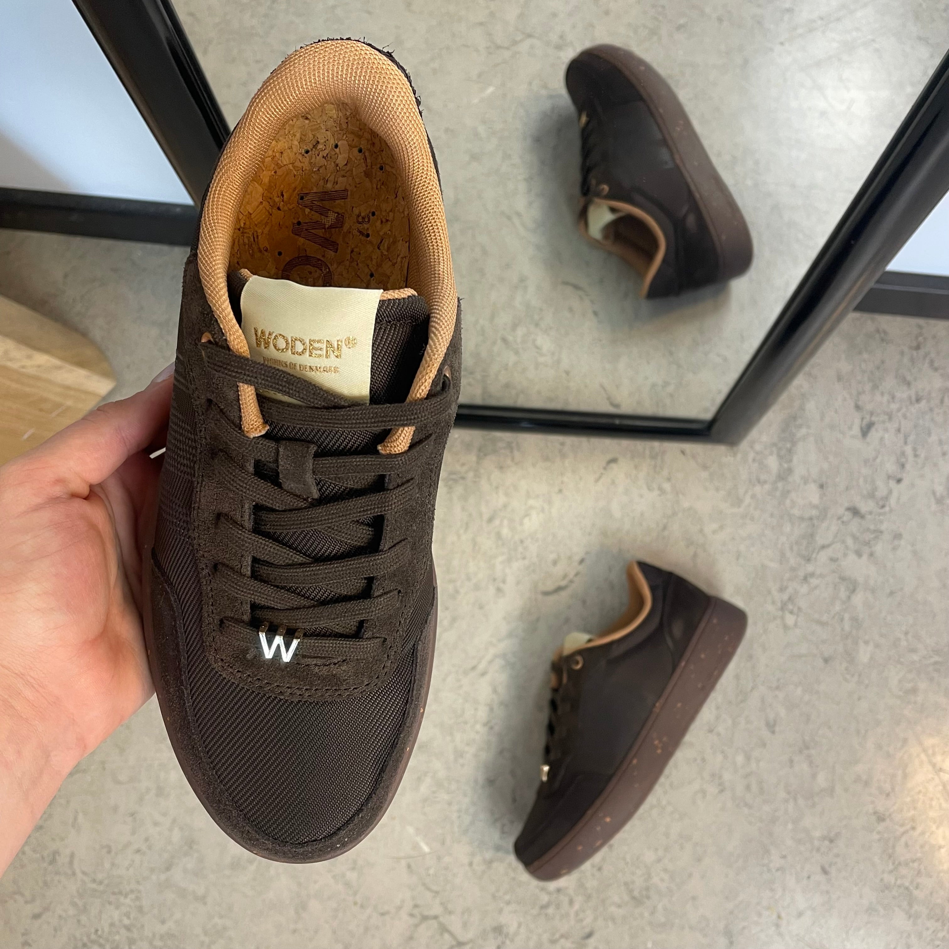 Woden Line Sneak – mørkebrun sneaker med gulldetaljer og myk komfort