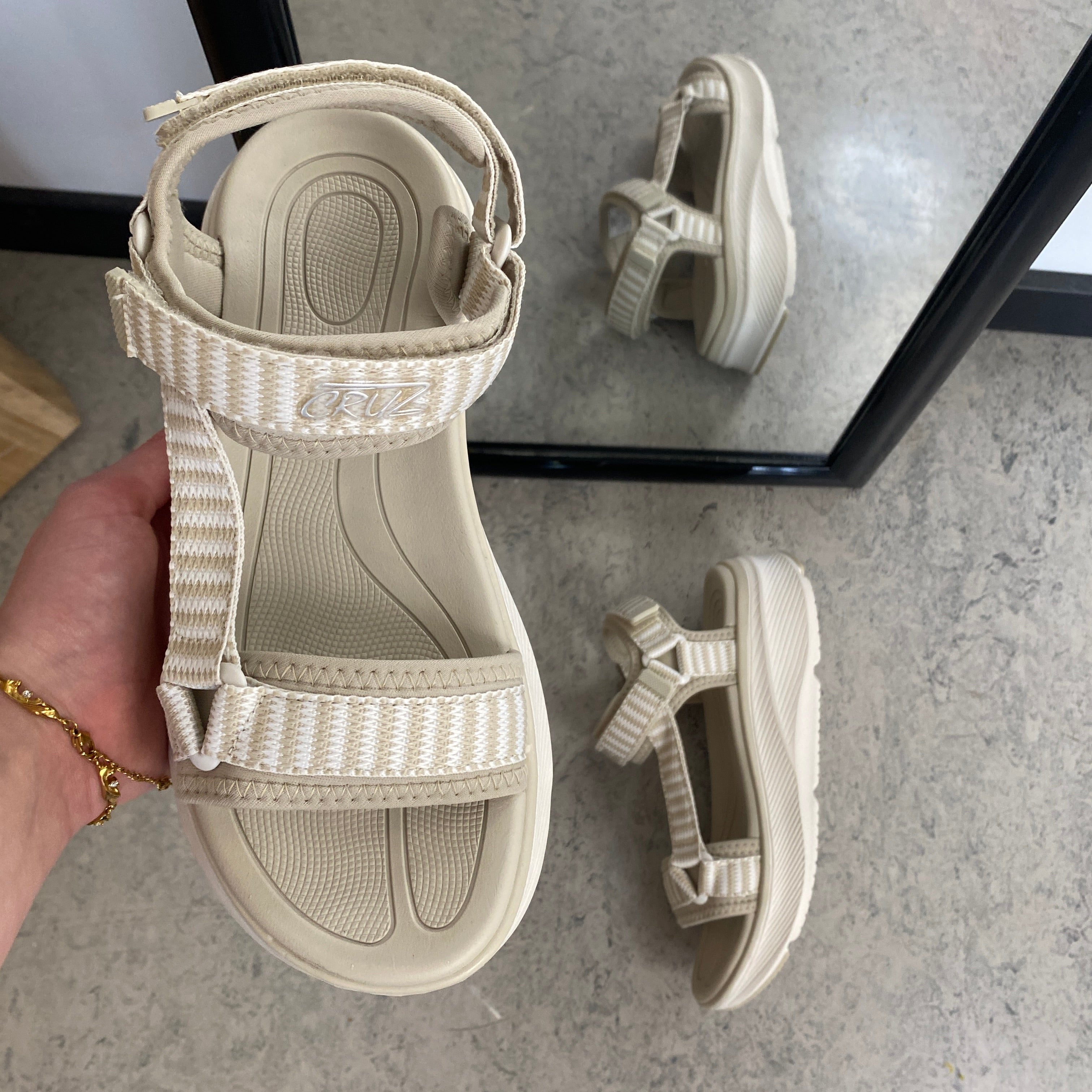 Cruz sandal i beige – Lett og komfortabel med justerbare remmer