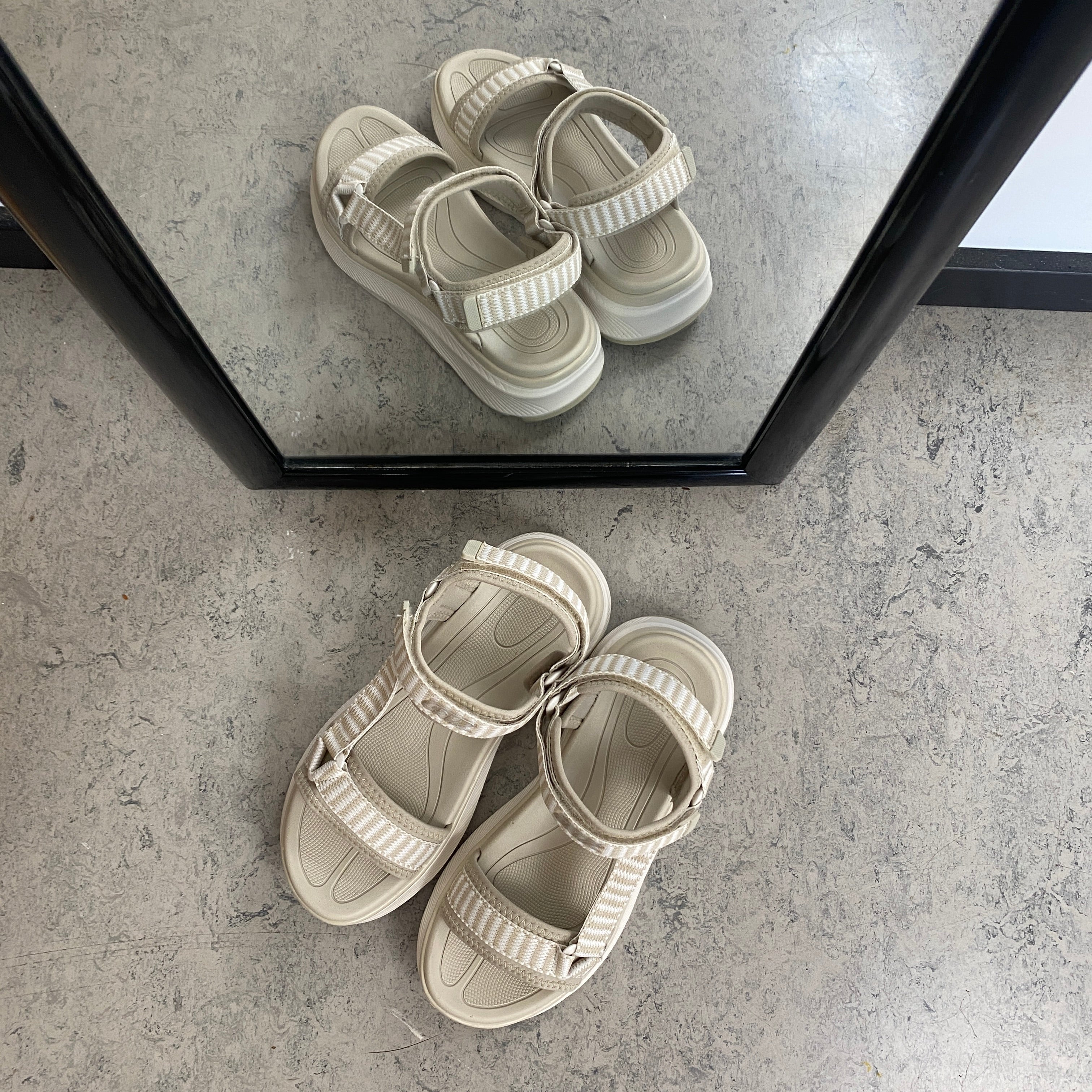 Cruz sandal i beige – Lett og komfortabel med justerbare remmer