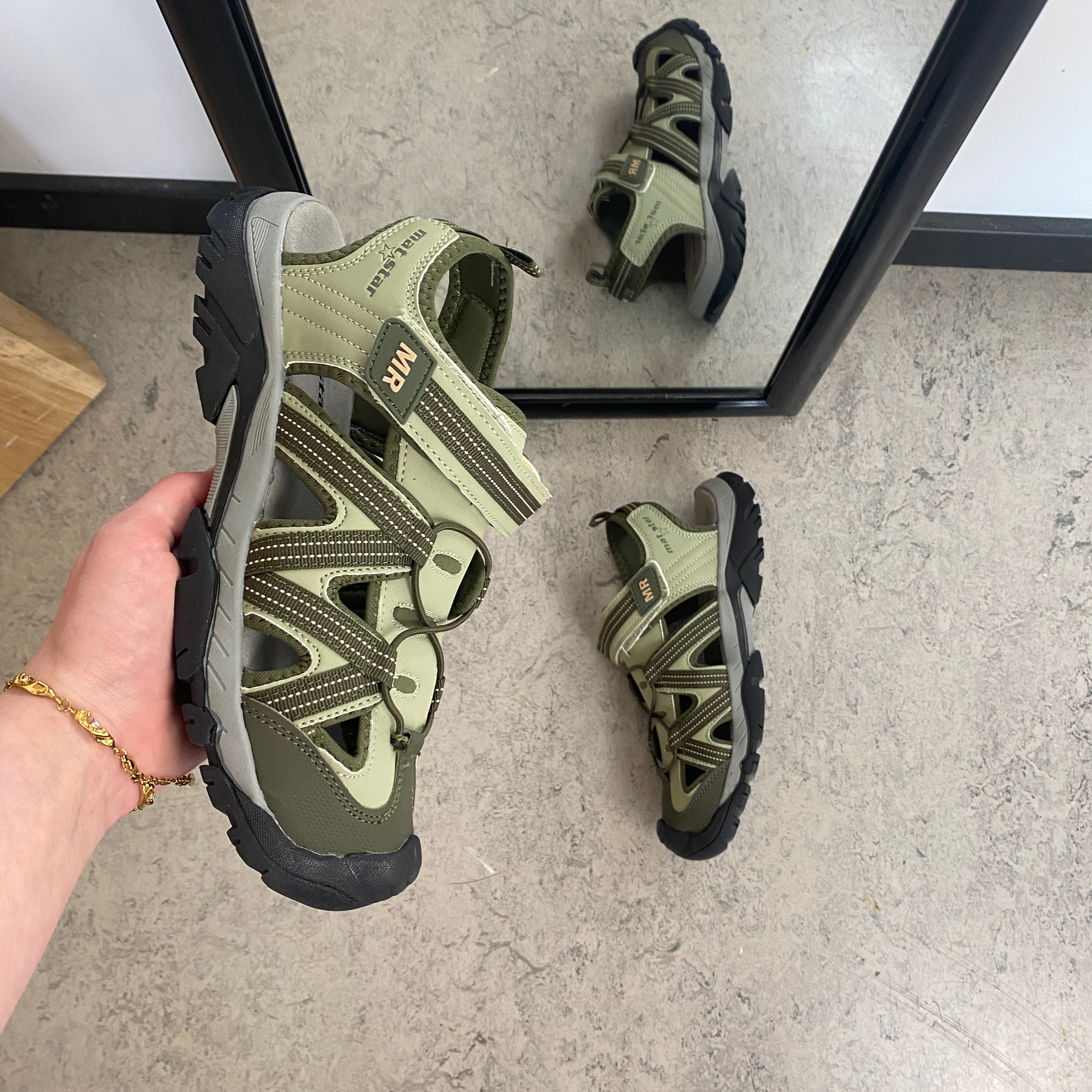 Robust tursandal i khaki med god støtte