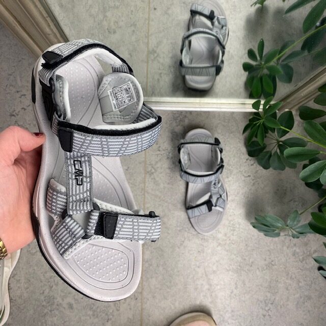 Grå sportssandal fra CMP med striper og bred passform