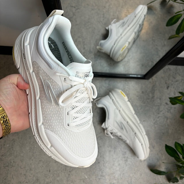 Pustende hvite MaxCushioning-sko fra Skechers