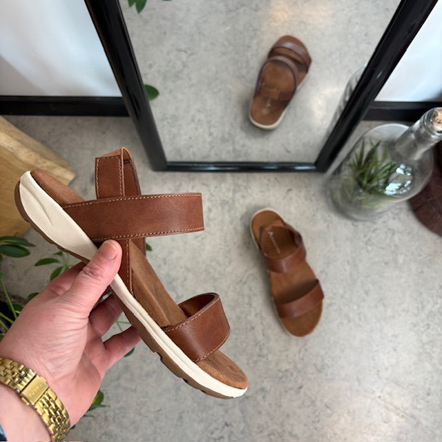 Brun Whistler-sandal med svangstøtte og elastisk hælreim