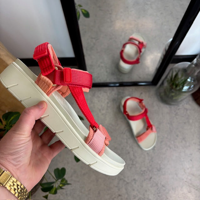 Green Comfort sandal i rød fargekombinasjon