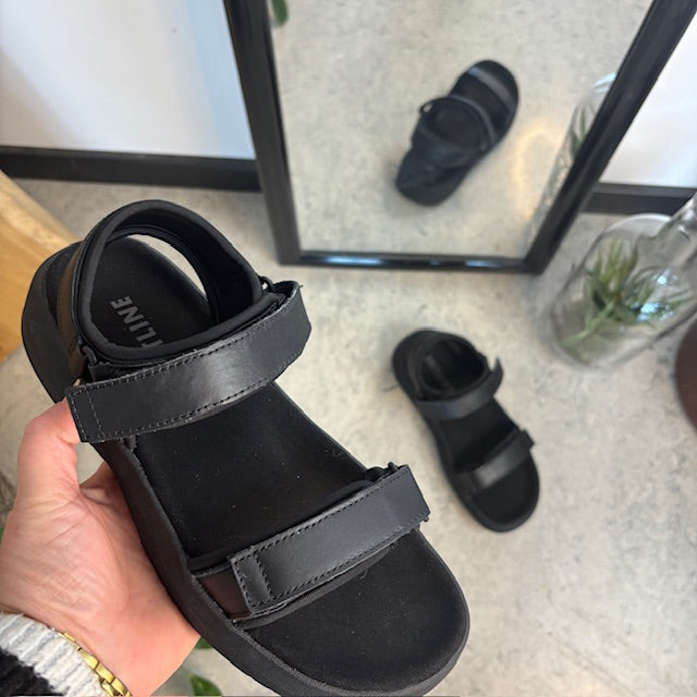 Gaitline sandal – svart med svart såle & SGL Technology™