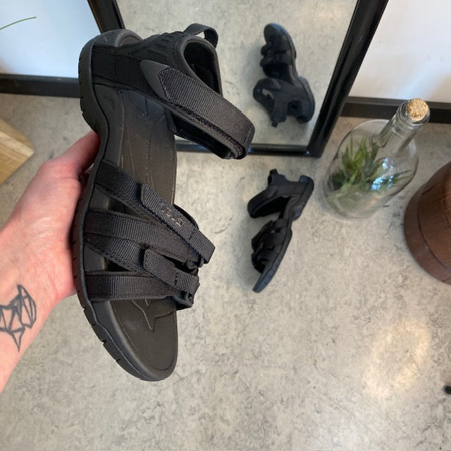 Teva Tirra – smart svart sandal fra Teva med god svangstøtte