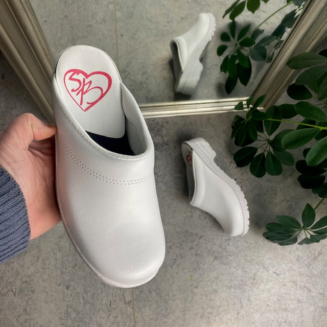 Hvit tresko i skinn uten tåhette