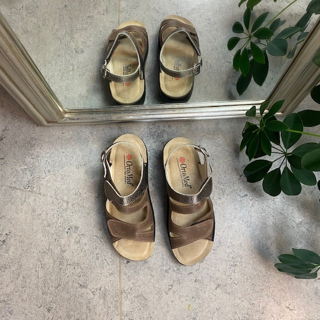 Bred skinnsandal med borrelås