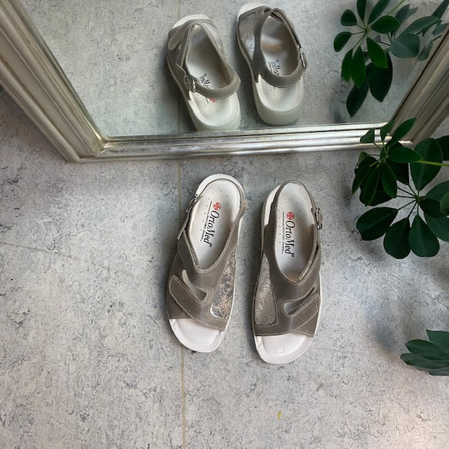Bred ortopedisk sandal i beige med borrelås, svangstøtte og ekstra plass til knyster