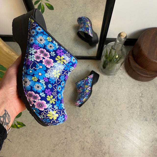 Sanita tøffel-tresko med blå og lilla blomster