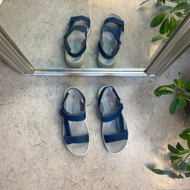 Blå skinnsandal med tre justerbare remmer og svangstøtte