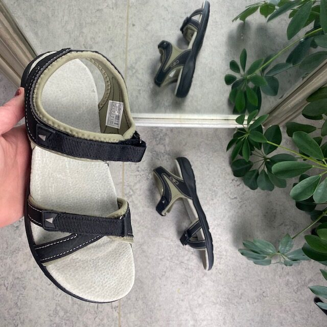 Sort lettvektsandal fra CMP med støtabsorbering