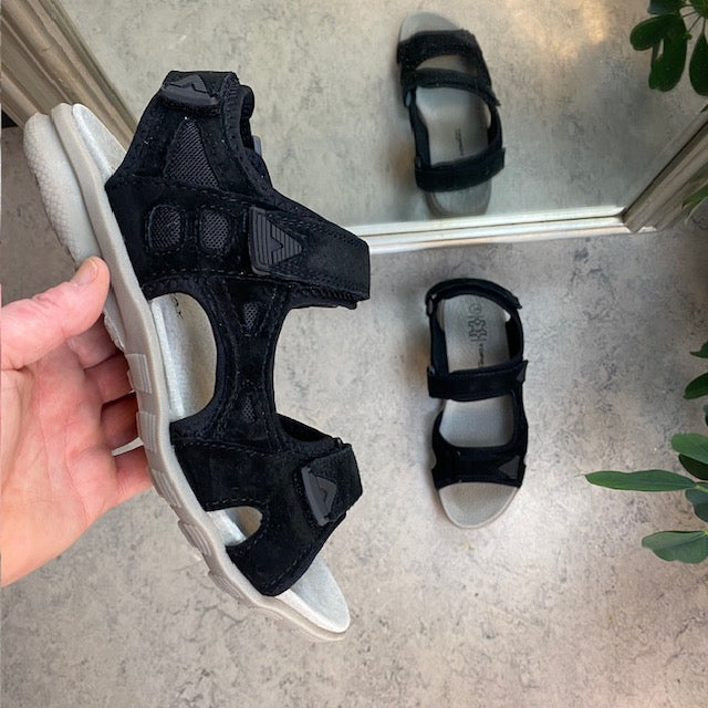 Sandal med lærsåle og lett svangstøtte i svart