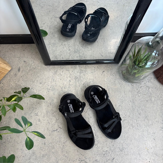 Lett sandal i svart med justerbare remmer