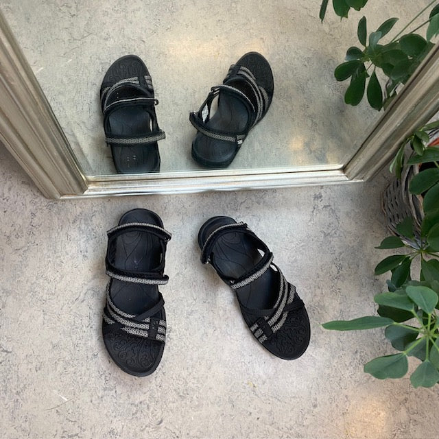 Flott svart sporty lettvektsandal med svangstøtte
