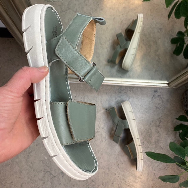 Lekker, myk og fleksibel skinnsandal i grønn fra Relaxshoe