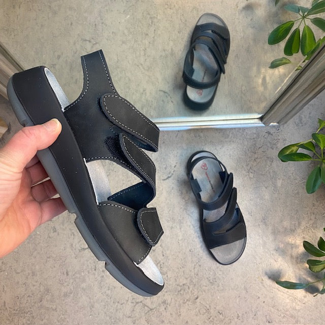 Elegante svarte skinnsandaler med justerbare remmer