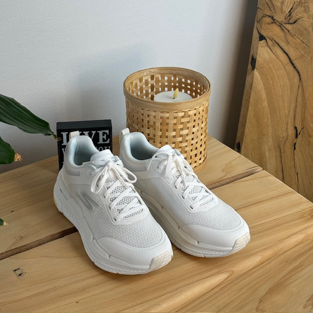 Pustende hvite MaxCushioning-sko fra Skechers