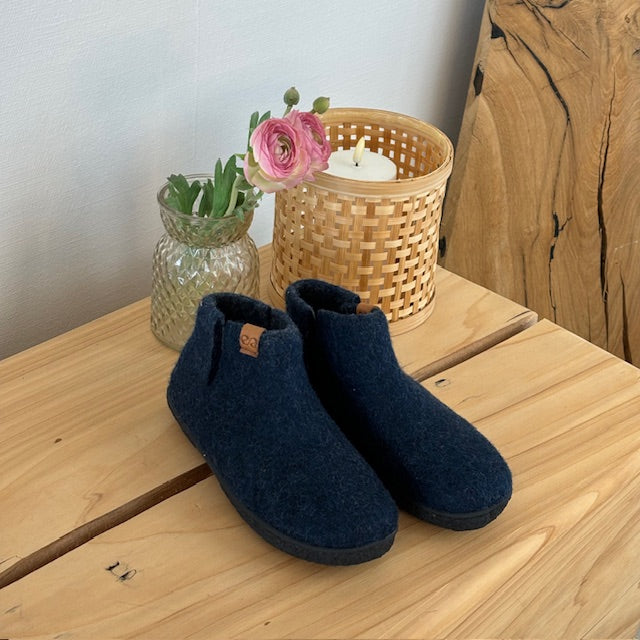 Høy marineblå hjemmesko i ull med sklisikre såler fra Green Comfort
