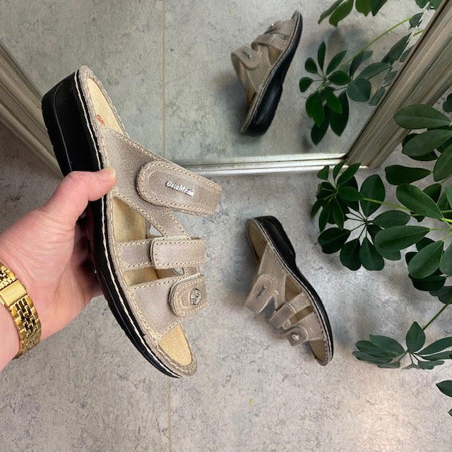 Bred skinn slip-on sandal til knyster