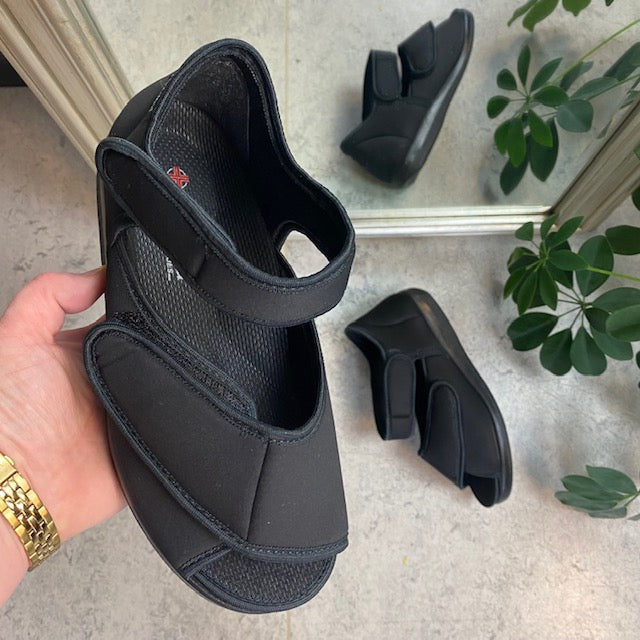Sandal fra OrtoMed med borrelås og åpen tå