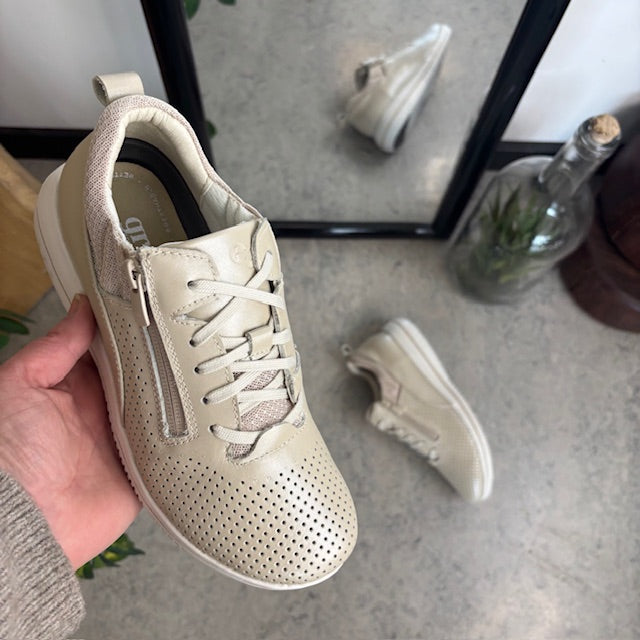 Pustende beige sneakers fra Green Comfort