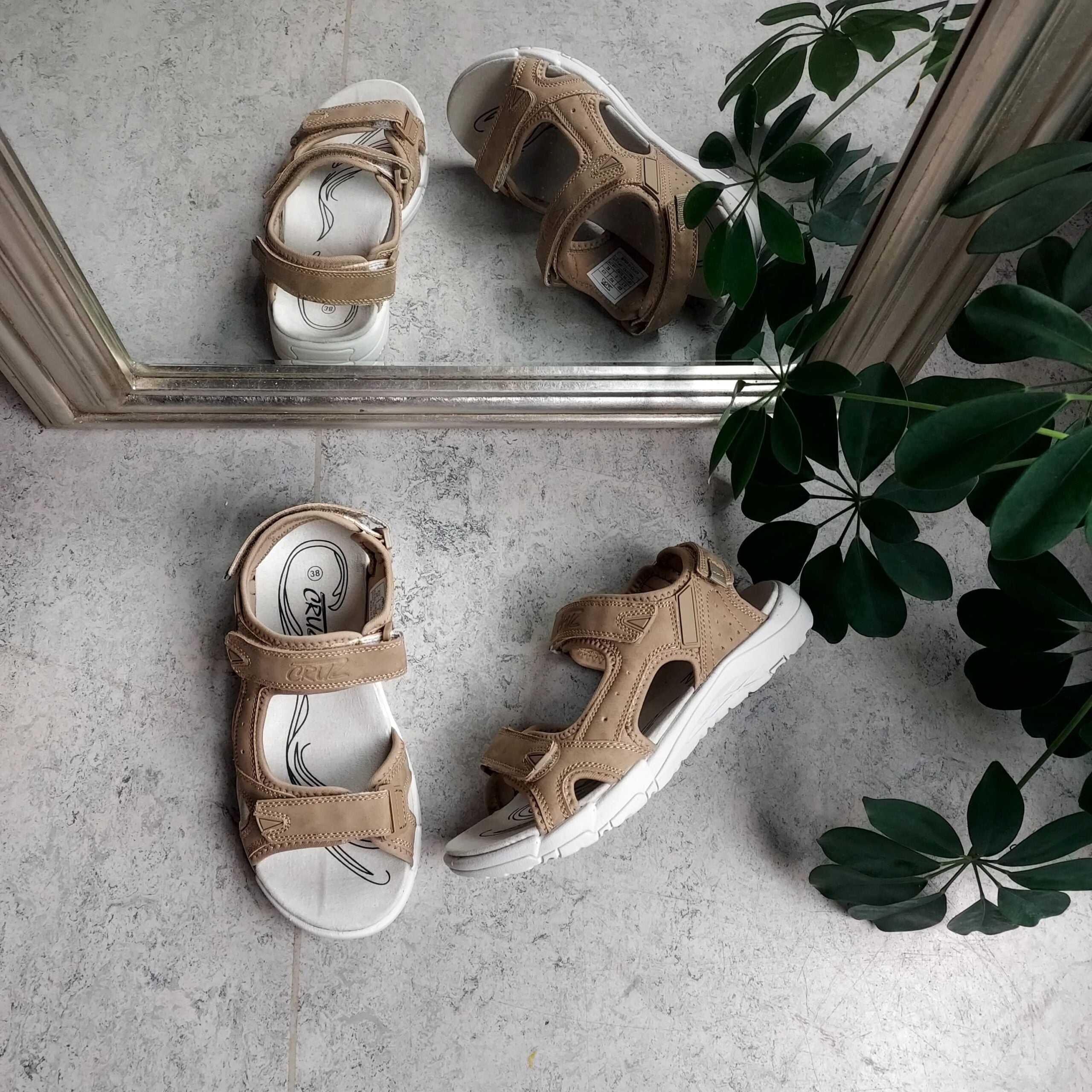 Sandfarget sandal med justerbare remmer