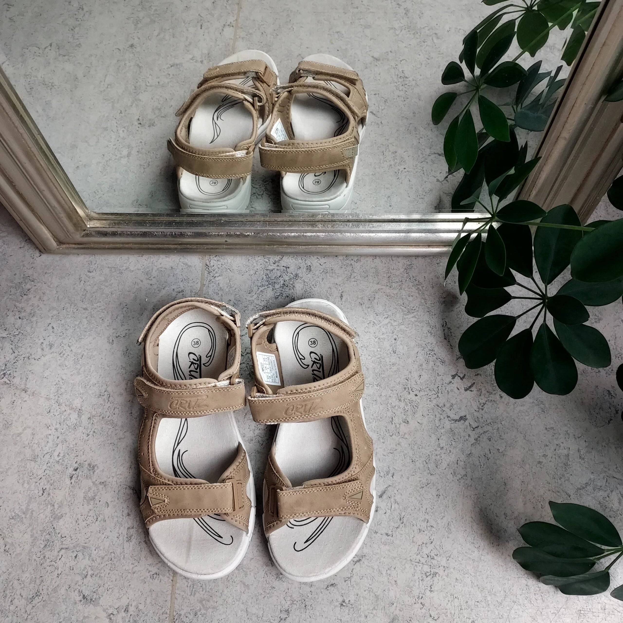 Sandfarget sandal med justerbare remmer