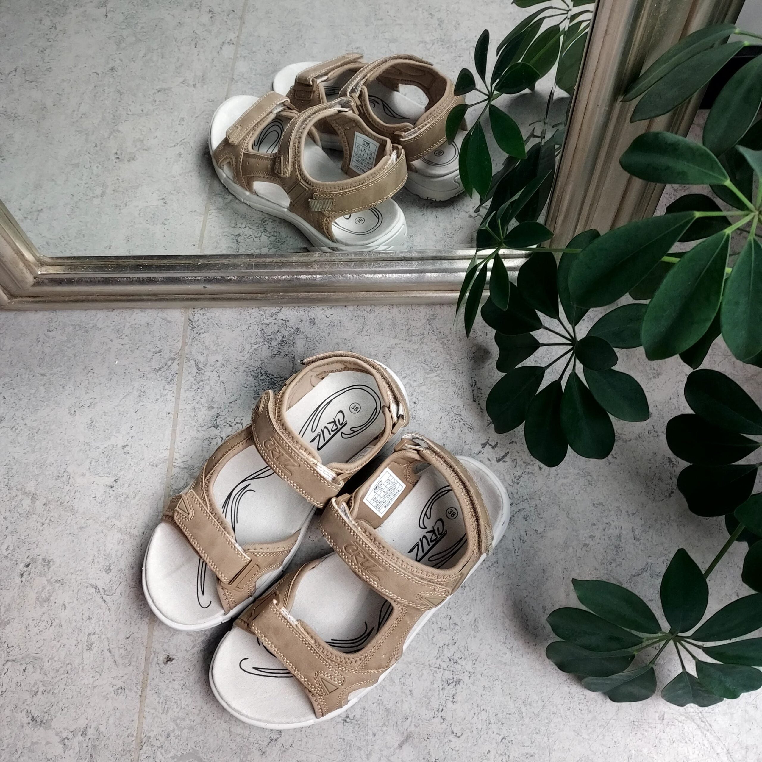 Sandfarget sandal med justerbare remmer