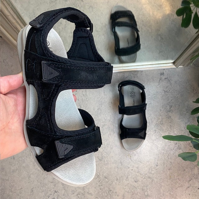 Sandal med lærsåle og lett svangstøtte i svart