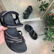 Flott svart sporty lettvektsandal med svangstøtte