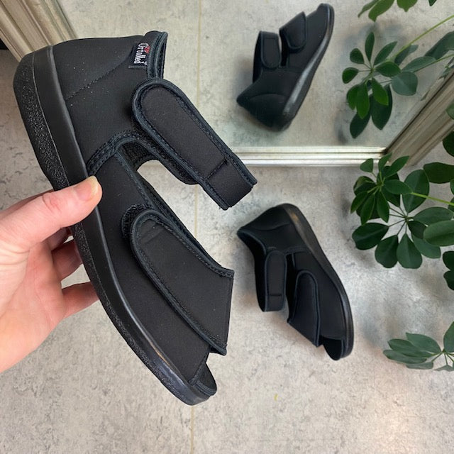 Sandal fra OrtoMed med borrelås og åpen tå