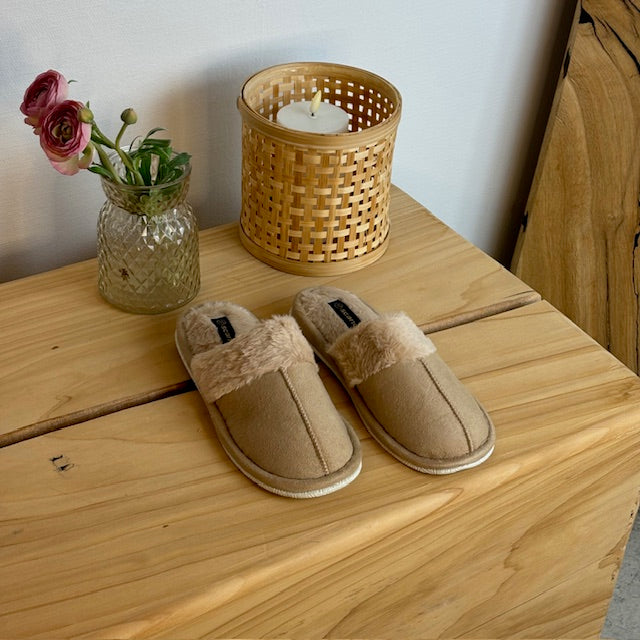 Beige tøfler med synlig pelskant