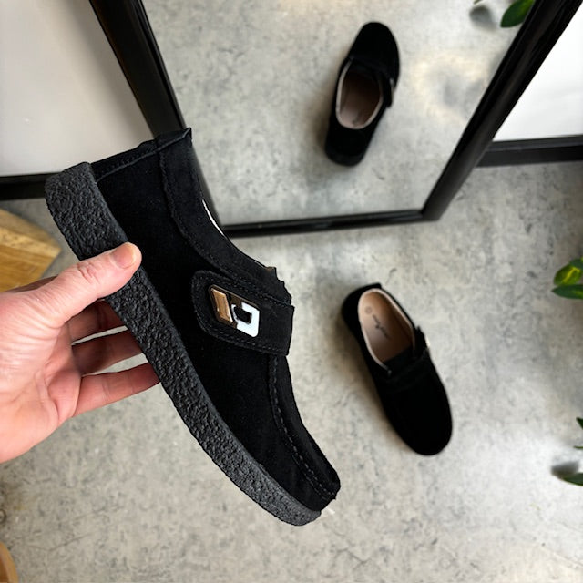 Svart ruskinnsko med borrelås og gummisåle