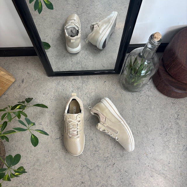 Pustende beige sneakers fra Green Comfort
