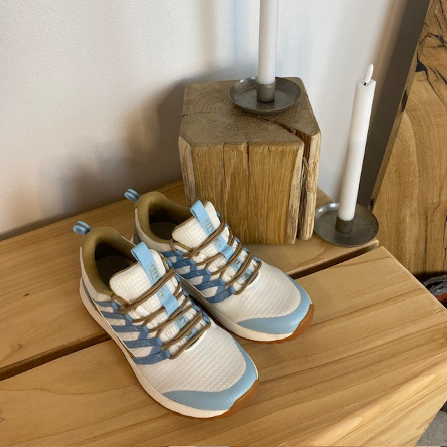 Green Comfort tursko med fast svangstøtte og vakre blå detaljer