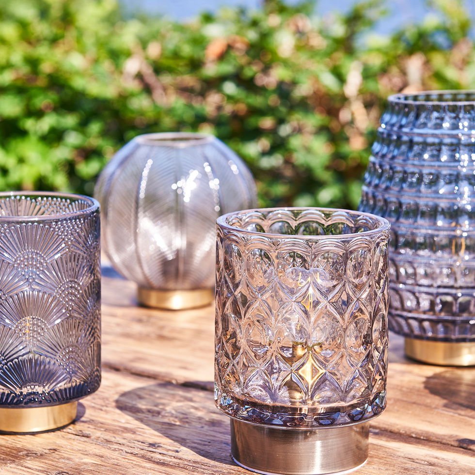 LED-lampe med riller – Elegant design i blått glass
