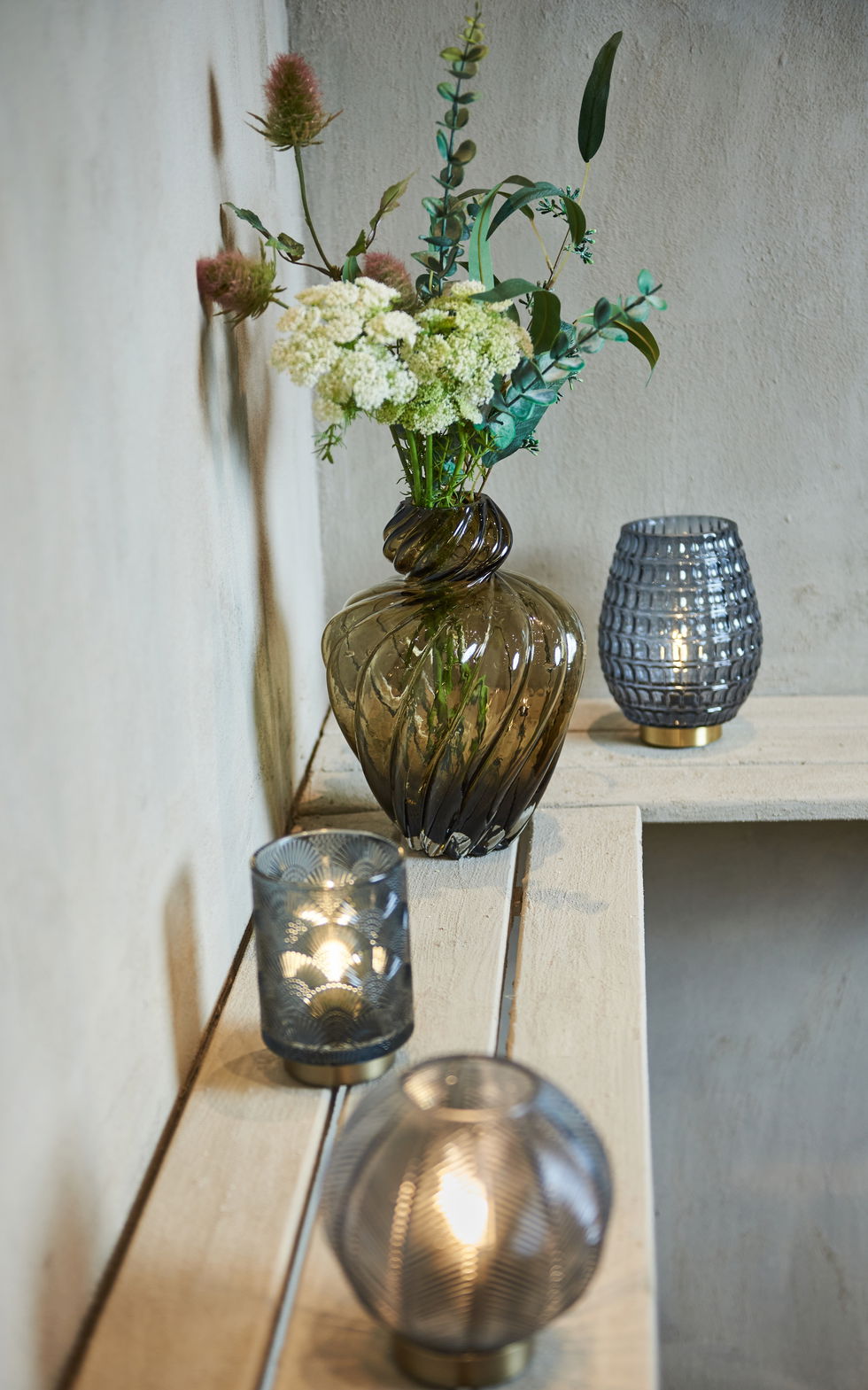 LED-lampe med riller – Elegant design i blått glass