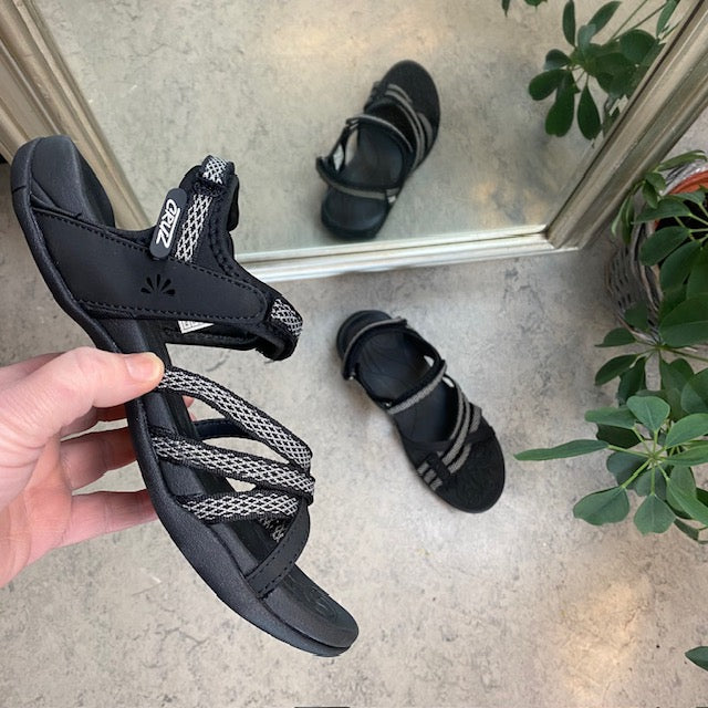 Flott svart sporty lettvektsandal med svangstøtte