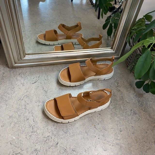 Lekker, myk og fleksibel skinnsandal i brun fra Relaxshoe