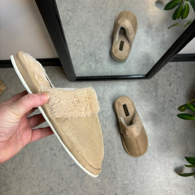 Beige tøfler med synlig pelskant