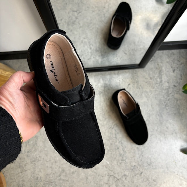 Svart ruskinnsko med borrelås og gummisåle