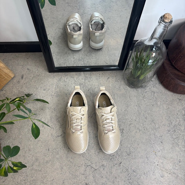 Pustende beige sneakers fra Green Comfort