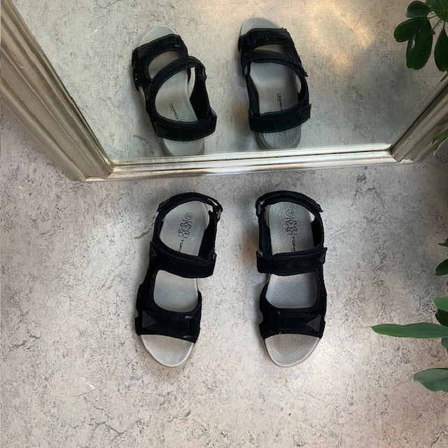 Sandal med lærsåle og lett svangstøtte i svart
