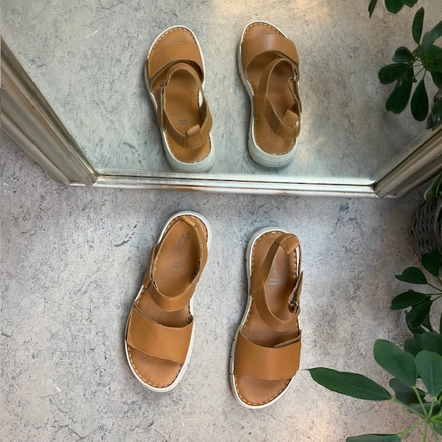 Lekker, myk og fleksibel skinnsandal i brun fra Relaxshoe