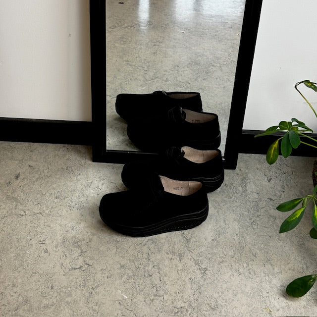 Svart ruskinnsko med gangsåle og svangstøtte