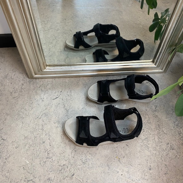 Sandal med lærsåle og lett svangstøtte i svart