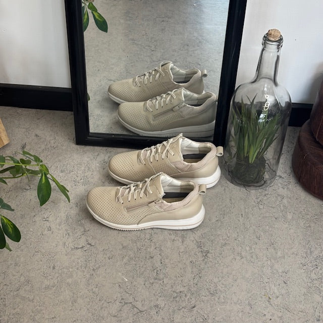 Pustende beige sneakers fra Green Comfort