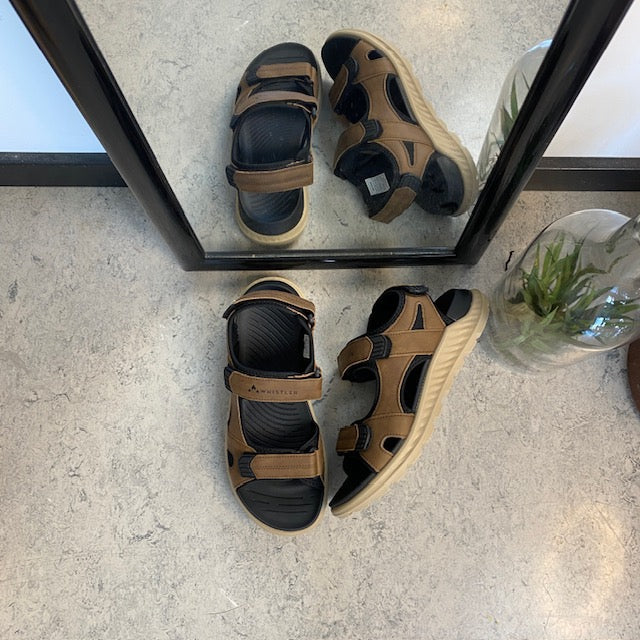 Brun tursandal til herre fra Whistler med god svangstøtte