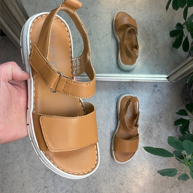 Lekker, myk og fleksibel skinnsandal i brun fra Relaxshoe